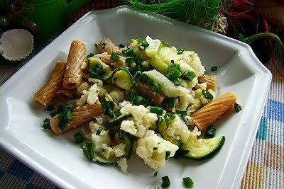 Penne razowe z kalafiorem i cukinią