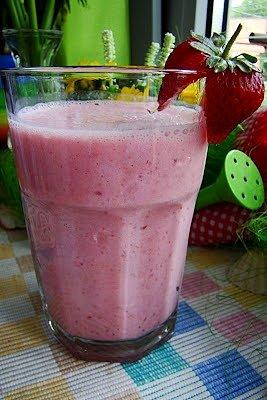 Truskawkowy szejk light z pianką i niską kalorycznością