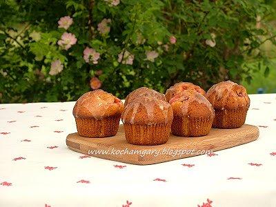 Muffinki ajerkoniakowe z truskawkami, białą czekoladą i lukrem cytrynowym