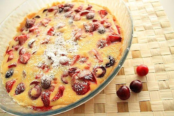 Tarta z truskawkami, czereśniami i białą czekoladą