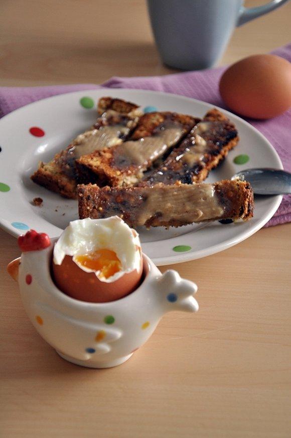 Na niedzielne śniadanie: jajka i zacierki z anchois