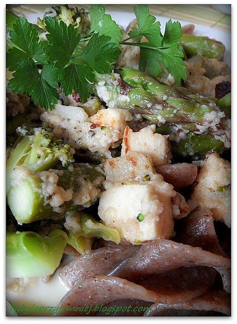 Makaron razowy z brokułem, szparagami i serem paneer