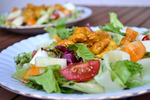 Sałatka z kurczakiem curry