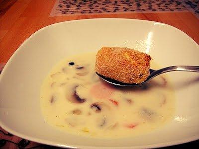 Zupa pieczarkowa z niskotłuszczowymi croquette di patate