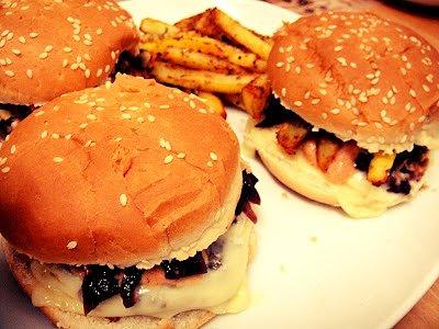Zdrowy burger z fasoli i pieczonymi frytkami