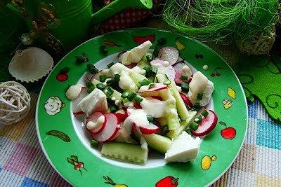 Sałatka ogórkowa z serem feta i sosem czosnkowym