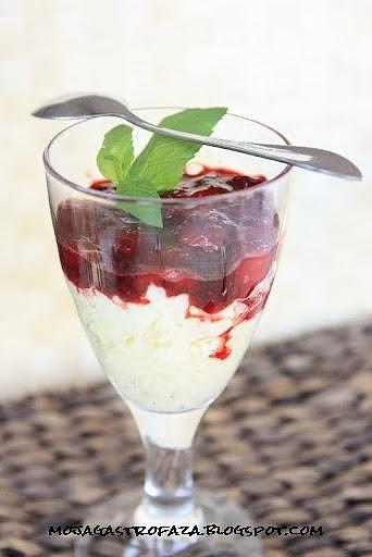 Pudding śmietankowy z glazurą truskawkową