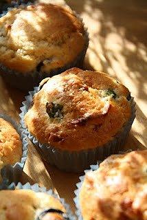 Wytrawne muffiny ze szparagami, szynką parmeńską i oliwkami