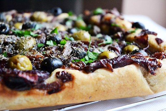 Pissaladière francuska wersja pizzy z cebulą oliwkami i anchois