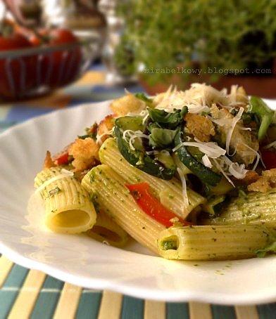 Makaron z pesto, warzywami i chrupiącymi grzankami