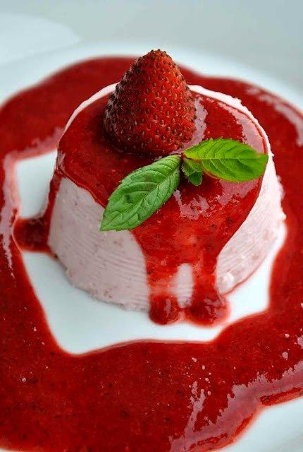 Jogurtowa panna cotta z musem truskawkowym