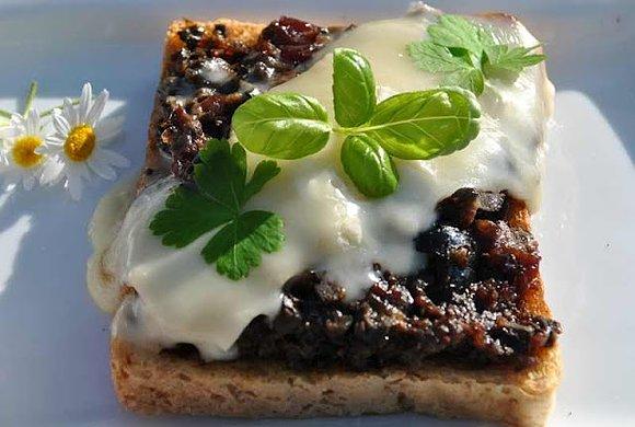 Tosty z tapenade z oliwek, suszonych pomidorów, anchois i kaparów