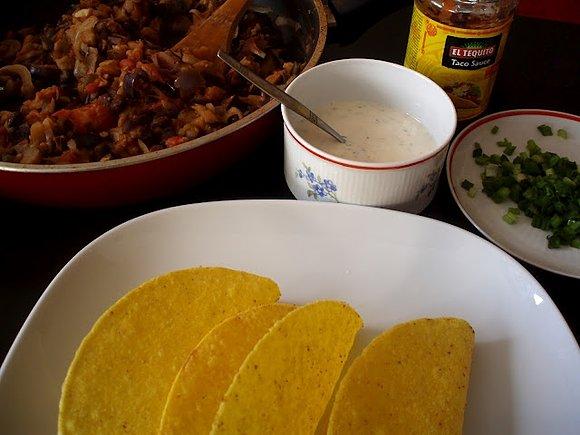 Tacos z bakłażanem i czarną fasolą oraz śniadaniowe z tofucznicą