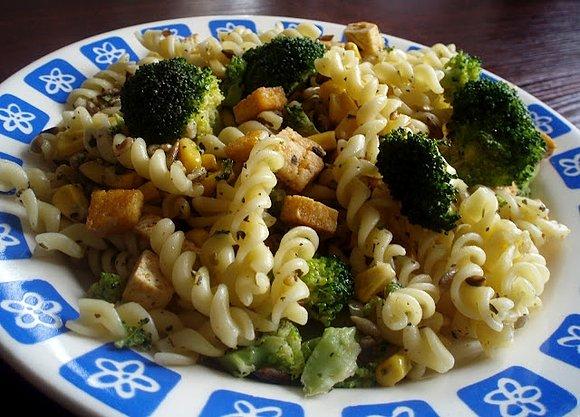 Słoneczne świderki z brokułami tofu i kukurydzą