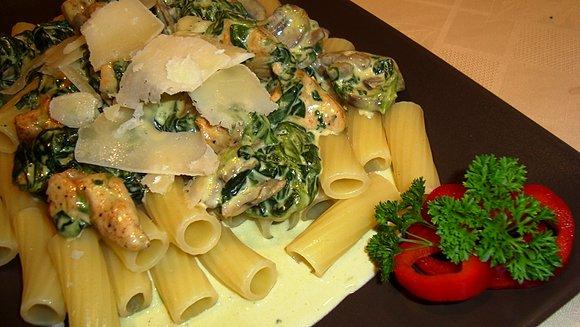Kurczak w sosie szpinakowo-pieczarkowym