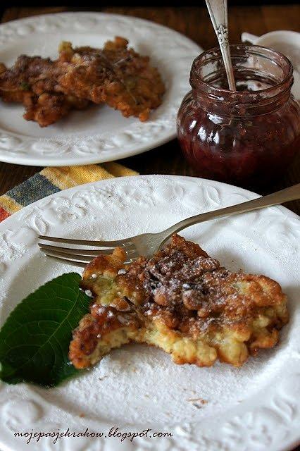Smażone kwiaty czarnego bzu w cieście naleśnikowym
