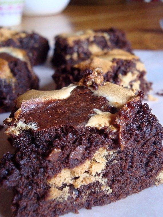Czekoladowe brownies z marshmallows i kekami digestive