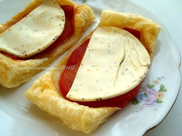 Tarty z ciasta francuskiego z pomidorami, salami i mozzarellą
