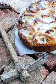 Drożdżówki z rabarbarem, białą czekoladą i kokosem