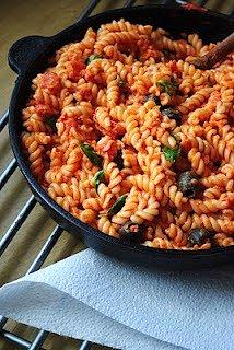 Viva la pasta! Makaron z sosem pomidorowym i czarnymi oliwkami