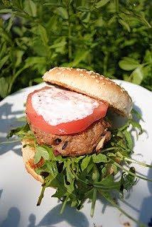 Burgery z grilla z rukolą i serem feta