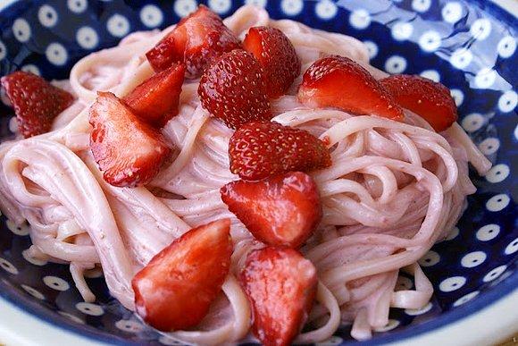 Linguine z truskawkowym kremem mascarpone
