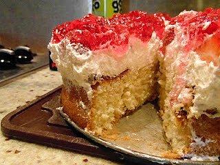 Ciasto z truskawkami i bitą śmietaną