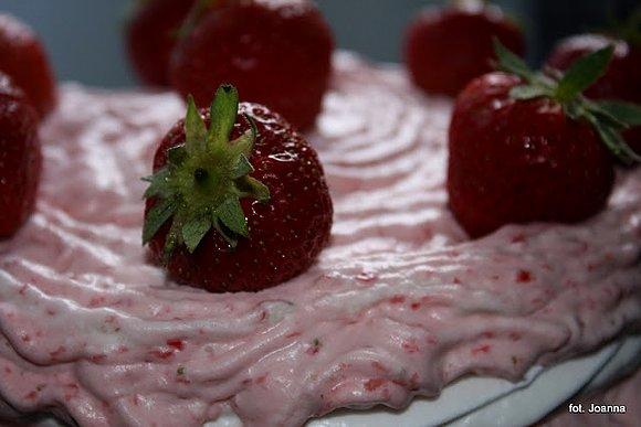 Truskawkowy tort bezowy z kremem i galaretką