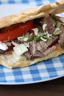 Pita z karkówką i warzywami, sos czosnkowy domu
