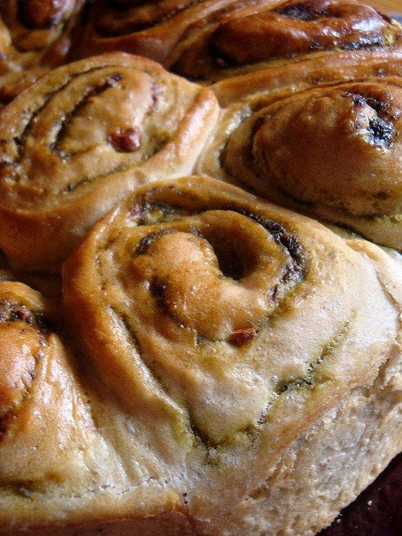 Szpinakowe bułeczki nadziewane fetą i pesto
