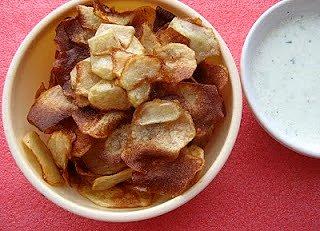 Domowe chipsy ziemniaczane z sosem tzatziki