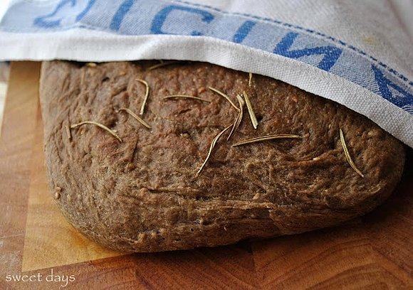 Focaccia pełnoziarnista pachnąca latem
