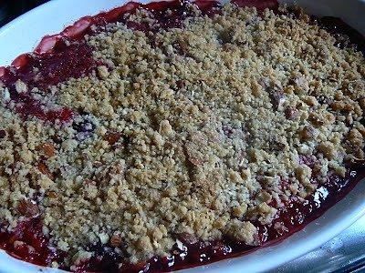 Crumble migdałowe z truskawkami i wiśniami