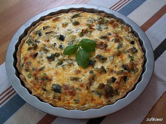 Zielona tarta warzywna z zieleniną i pomidorami