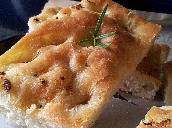 Włoski chleb focaccia z oliwą z oliwek – przepis na domowe wypieki