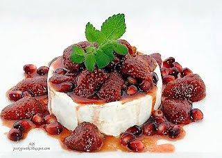 Camembert z granatem i truskawkami