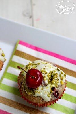 Muffinki z czereśniami, białą czekoladą i pistacjami