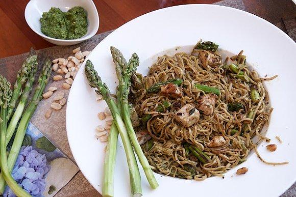 Makaron japoński z tofu, szparagami i pesto z orzechów ziemnych