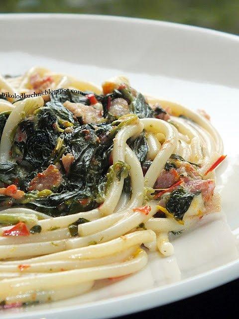 Kremowe spaghetti z boczkiem i szpinakiem