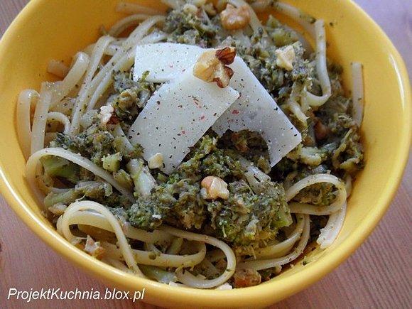 Linguine z brokułowym pesto