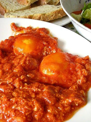 Uova al pomodoro - jajka w pomidorach