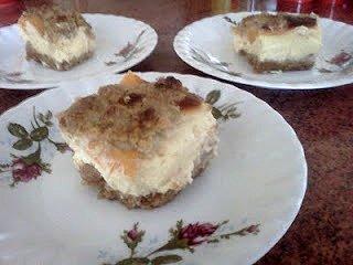 Bananowy sernik z orzechową kruszonką
