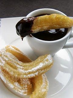 Churros z czekoladą - przepis na chrupiące hiszpańskie przekąski