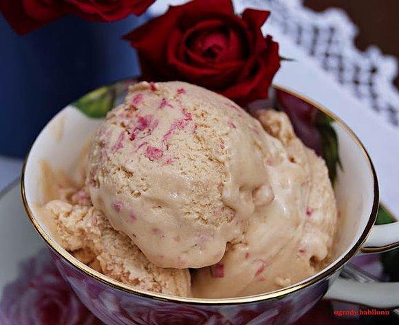 Lody różane z konfiturą i śmietaną