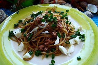 Pełnoziarnisty makaron z porem, tuńczykiem i mozzarellą