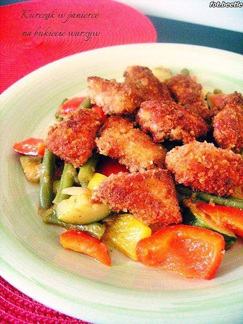 Kurczak w panierce na bukiecie warzyw