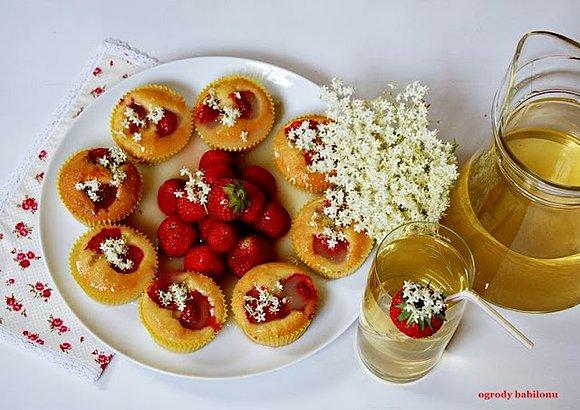 Babeczki z truskawkami i bzowym lukrem