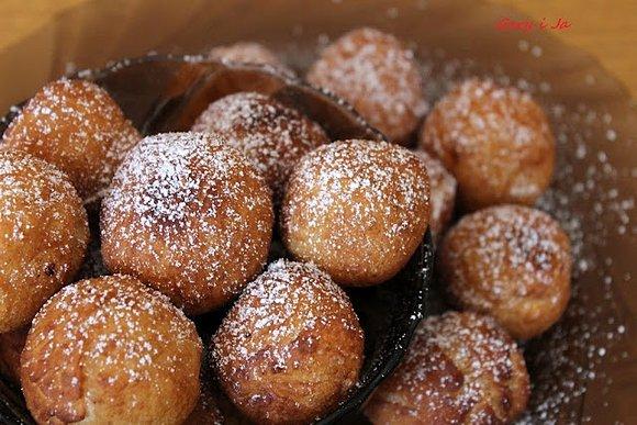 Bunuelos z cukrem pudrem i mlekiem