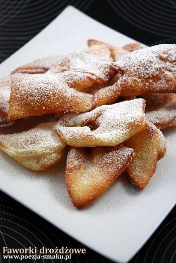 Faworki drożdżowe - lekki i smaczny deser do herbaty