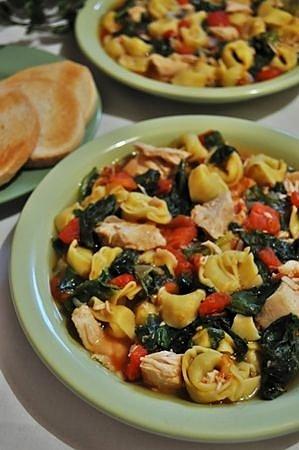 Zupa ze szpinaku i kurczaka z tortellini